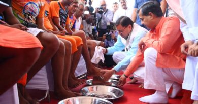 CM Washes Feet Of Kanwariyas