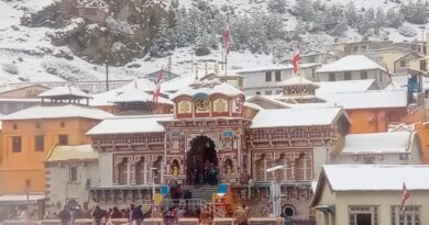 Heavy Snowfall In Badrinath