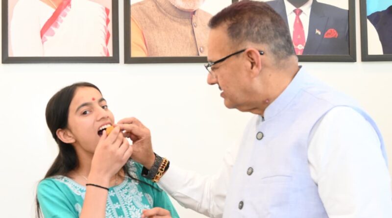 मेधावी छात्रा साक्षी को उत्तराखंड बोर्ड की हाईस्कूल परीक्षा में 94.60 प्रतिशत अंक प्राप्त