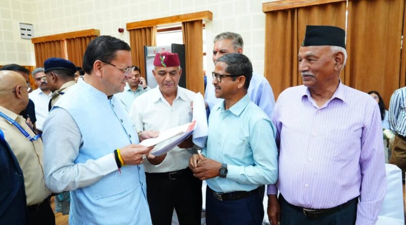 मुख्य सेवक सदन में प्रदेशभर से आए नागरिकों की समस्याएं सुनीं