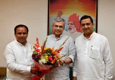 केन्द्रीय रेल मंत्री अश्विनी वैष्णव से मिले कैबिनेट मंत्री धन सिंह रावत