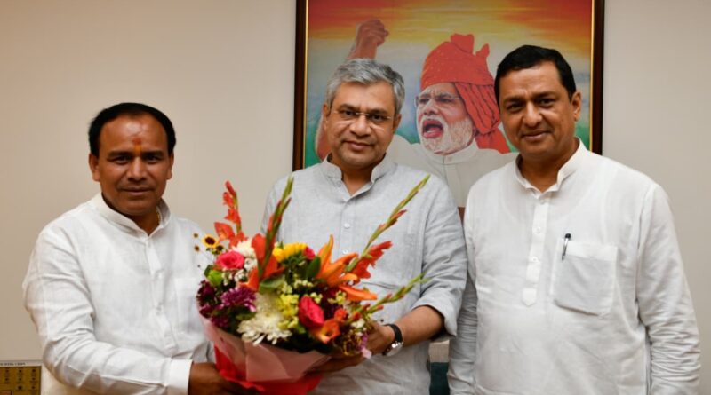 केन्द्रीय रेल मंत्री अश्विनी वैष्णव से मिले कैबिनेट मंत्री धन सिंह रावत