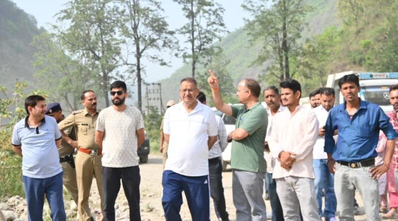 सुबह-सुबह आपदा प्रभावित क्षेत्र सरखेत पहुंचे कैबिनेट मंत्री गणेश जोशी,