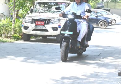 इलेक्ट्रिक वाहन से निकले कैबिनेट मंत्री गणेश जोशी, सैनिक कल्याण निदेशालय का किया औचक निरीक्षण
