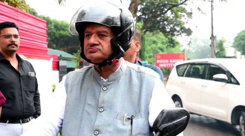 वैश्विक संकट के बीच कृषि मंत्री गणेश जोशी ने दिया ईंधन बचत का संदेश, स्कूटी से पहुंचे कैंप कार्यालय