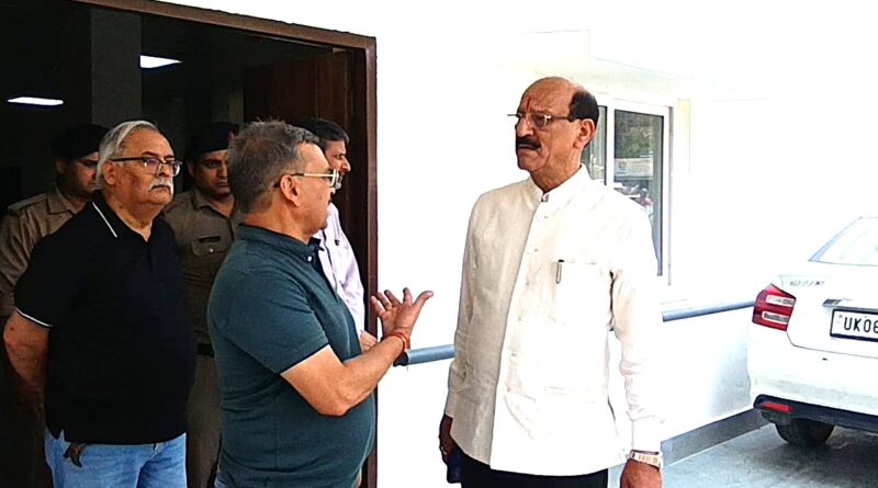 स्वास्थ्य मंत्री सुबोध उनियाल का सीएचसी रायपुर पर औचक निरीक्षण, व्यवस्थाओं को परखा