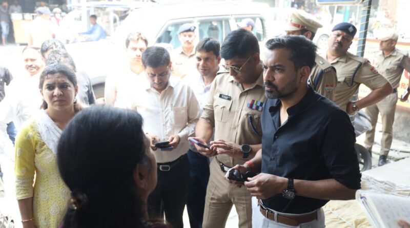 कार्यों की धीमी प्रगति पर डीएम सख्त, अधीक्षण अभियंता यूपीसील का रोका वेतन