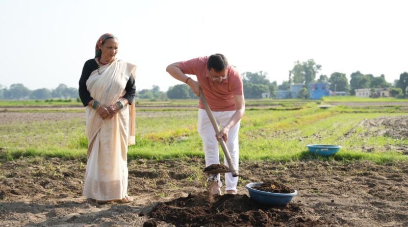 मुख्यमंत्री धामी ने खेत में चलाया टिलर, पारंपरिक कृषि और जैविक खेती को बढ़ावा देने का दिया संदेश