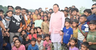 मुख्यमंत्री पुष्कर सिंह धामी को अपने बीच पाकर बच्चे हुए उत्साहित, जमकर खिंचवाईं तस्वीरें