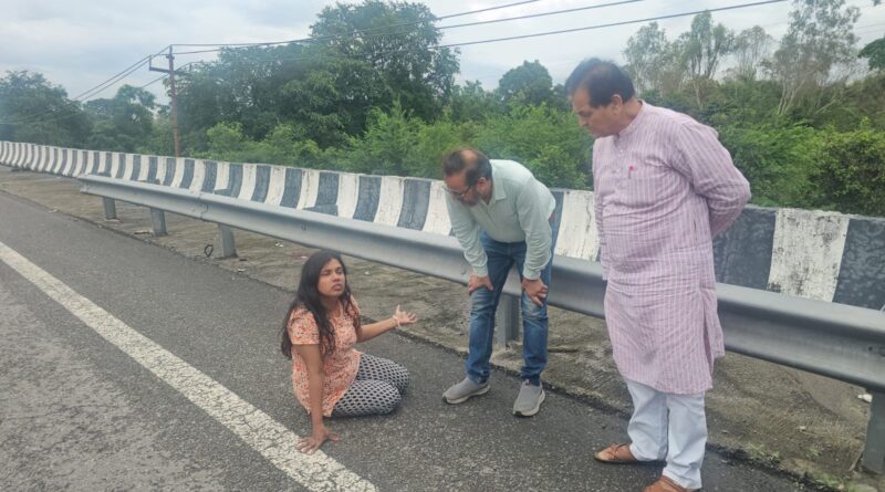 विधायक ऋषिकेश ने मानवता की मिशाल की पेश ,महिला को परेशान देख रुकवाया वाहन