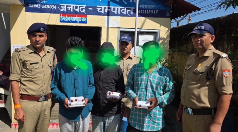 बनबसा पुलिस ने हिस्ट्रीशीटर को उसके भाई व मामा के साथ अवैध स्मैक सहित किया गिरफ्तार